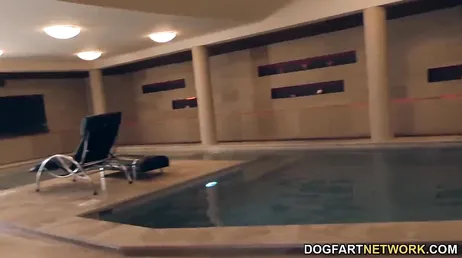Dubbel interraciaal voor deze blondine met grote kont die harde seks wil