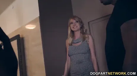 Dubbel interraciaal voor deze blondine met grote kont die harde seks wil