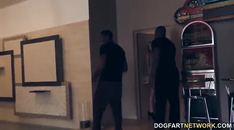 Dubbel interraciaal voor deze blondine met grote kont die harde seks wil
