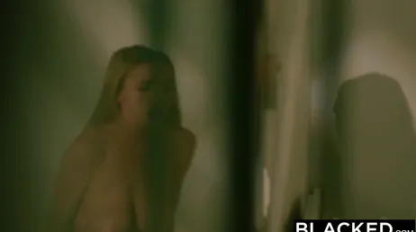 Kendra Sunderland tenta sua primeira grande experiência interracial
