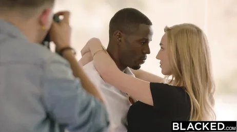 Kendra Sunderland tenta sua primeira grande experiência interracial