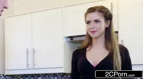 Ze neemt haar vriendjes mee naar huis om te neuken en het maakt haar niet uit of haar moeder haar ziet