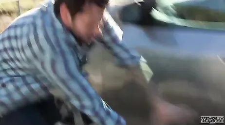 De roodharige slet houdt ervan om bovenop auto's te neuken