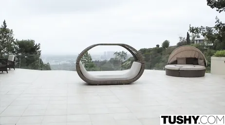Valentina Nappi åker till Tushy för att förstöra sitt rövhål