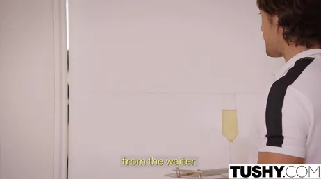 Valentina Nappi åker till Tushy för att förstöra sitt rövhål