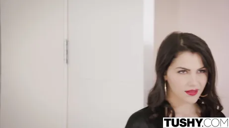 Valentina Nappi åker till Tushy för att förstöra sitt rövhål