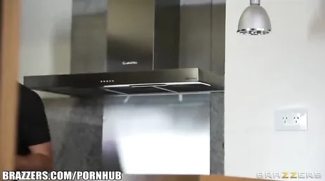 Il vicino entra in casa mia in cerca di una buona dose di sesso