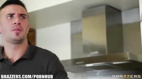 Il vicino entra in casa mia in cerca di una buona dose di sesso