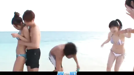 Kåta asiater har en bra orgie på stranden utan tillstånd