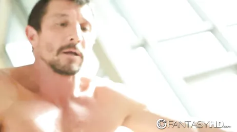 August Ames sitter på en kuk och börjar rida på den som en slampa