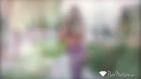 Reena Sky springer i leggings och värmer upp hela kvarteret