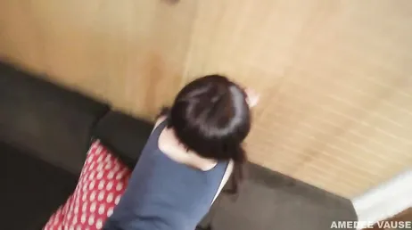 Una tettona riceve una scopata impressionante sul divano di casa