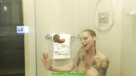 Anna Bell Peaks si mette un dildo sotto la doccia e si fa il culo