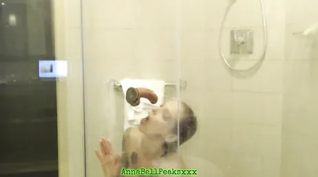 Anna Bell Peaks si mette un dildo sotto la doccia e si fa il culo