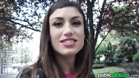 Eles encontram uma estrangeira espanhola e a seduzem para foder