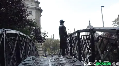 Eles encontram uma estrangeira espanhola e a seduzem para foder