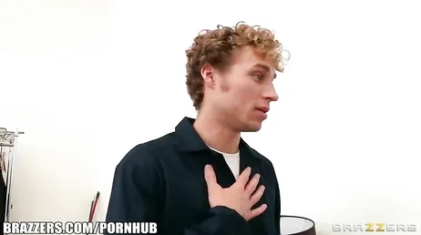 El marido cornudo ejerce de mirón en este vídeo porno