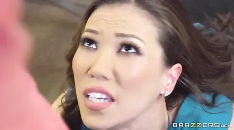 La asistenta asiática acaba con toda la boca llena de semen