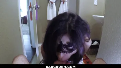 Elle séduit son père pour Halloween et finit par baiser avec lui