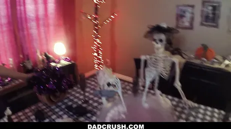 Elle séduit son père pour Halloween et finit par baiser avec lui