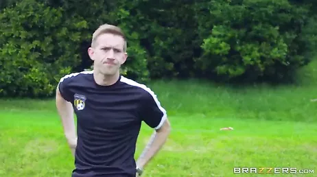 Der Fußball treibt sie in den Wahnsinn und sie verspüren ein enormes Verlangen nach Sex