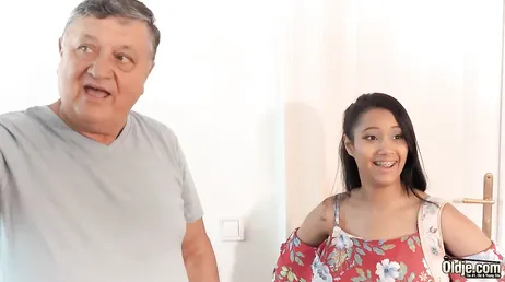 On dirait que l'entrejambe de papa est devenu très très dur