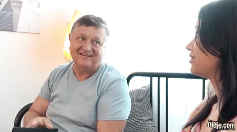On dirait que l'entrejambe de papa est devenu très très dur