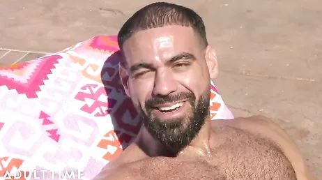 Moeder heeft een geweldige tijd om hard te neuken met een homopaar
