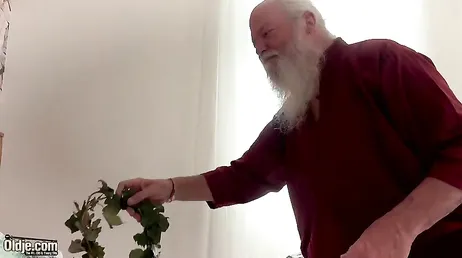 Opa neukt me heel langzaam, maar verdomd, hij wordt niet moe!!