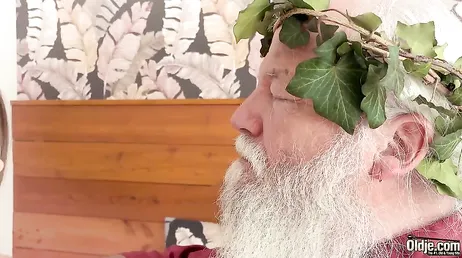 Opa neukt me heel langzaam, maar verdomd, hij wordt niet moe!!