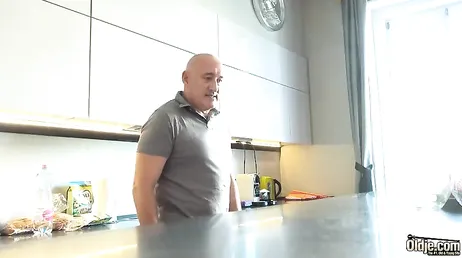 Neuken met opa, hij heeft seks met een 22-jarig meisje...