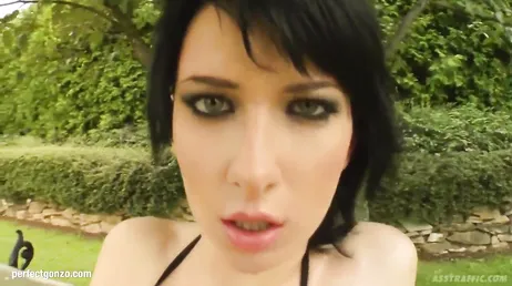 Ze is helemaal niet verlegen, de brunette heeft vreselijke vice-vrienden