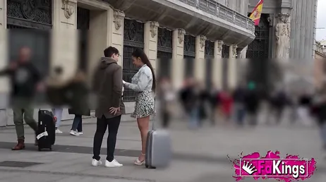 Spaans meisje flirt op straat met een jongen die ze wil neuken