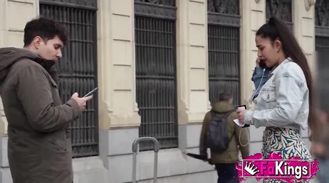 Spaans meisje flirt op straat met een jongen die ze wil neuken