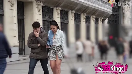 Spaans meisje flirt op straat met een jongen die ze wil neuken