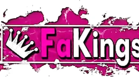 Spaans meisje flirt op straat met een jongen die ze wil neuken