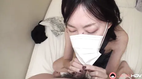 Manami Honjyo nimmt ihre Maske nicht einmal ab, um einen Blowjob zu geben