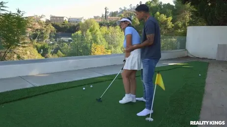 Mijn schoonmoeder wil dat ik haar leer golfen, ik probeer...