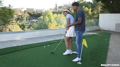 Mijn schoonmoeder wil dat ik haar leer golfen, ik probeer...