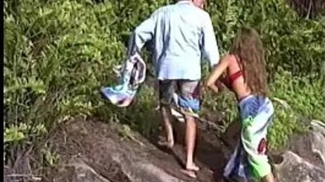 Een onbekende man neukt mijn kont op het strand, porno uit de jaren 70