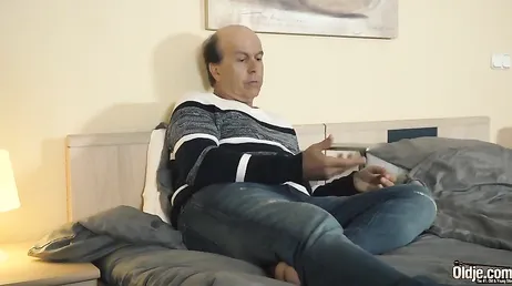 Maar wat ben je aan het doen, dochter? kom alsjeblieft onmiddellijk uit mijn bed!!