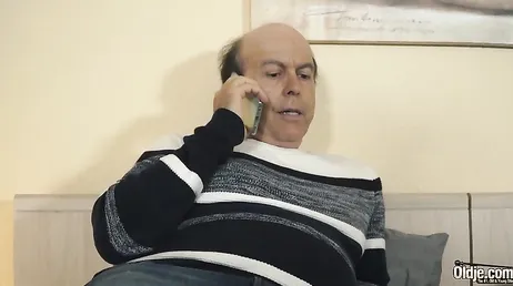 Maar wat ben je aan het doen, dochter? kom alsjeblieft onmiddellijk uit mijn bed!!