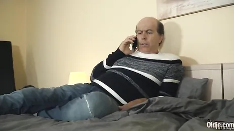 Maar wat ben je aan het doen, dochter? kom alsjeblieft onmiddellijk uit mijn bed!!