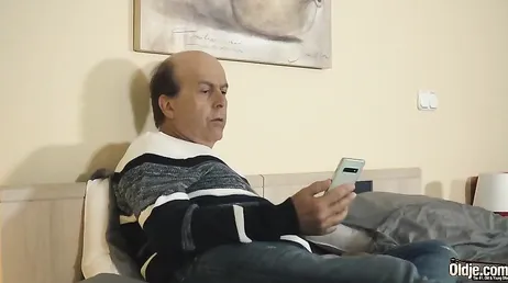 Maar wat ben je aan het doen, dochter? kom alsjeblieft onmiddellijk uit mijn bed!!