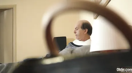 Maar wat ben je aan het doen, dochter? kom alsjeblieft onmiddellijk uit mijn bed!!