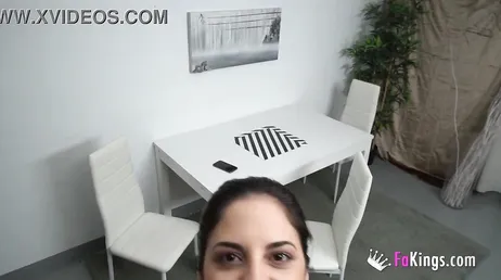 La colombiana Alice Fernandez se hace un dedazo antes de su cita