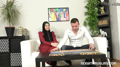 Muslimsk kvinna har sex i sitt eget hem med en försäljare