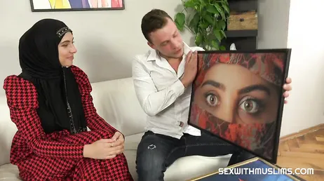Muslimsk kvinna har sex i sitt eget hem med en försäljare