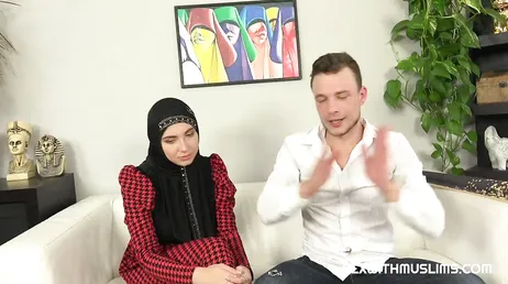 Muslimsk kvinna har sex i sitt eget hem med en försäljare