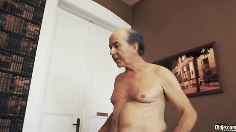Op 84-jarige leeftijd en wat een goede pik heeft die klootzak, neuken met opa
